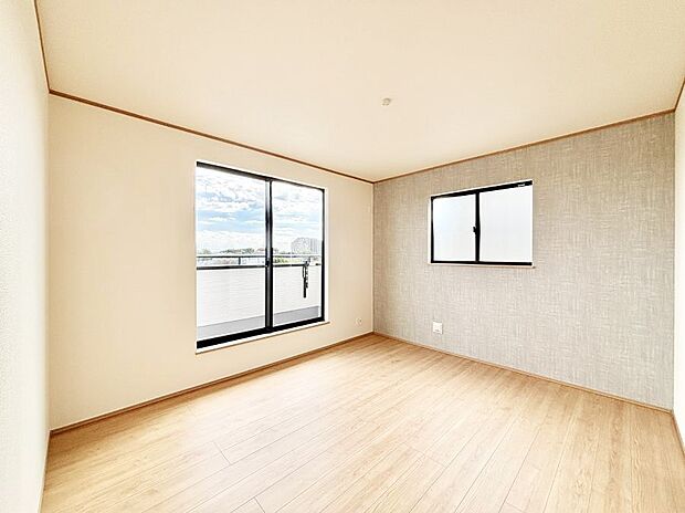 バルコニーが開放感をプラスしてくれる洋室