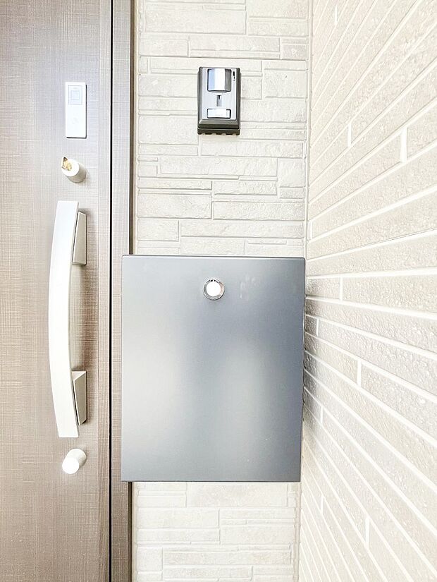 シンプルなデザインのポスト