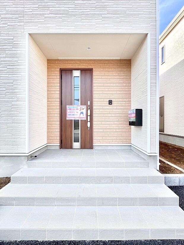 大切な家族、来客を出迎える玄関。