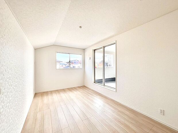 バルコニーが開放感をプラスしてくれる洋室