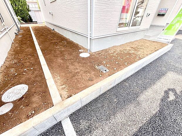 プランターを並べて季節のお花を楽しめるお庭付き。