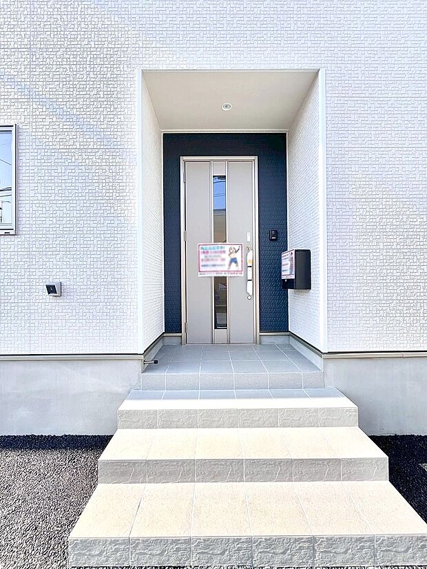 大切な家族、来客を出迎える玄関。