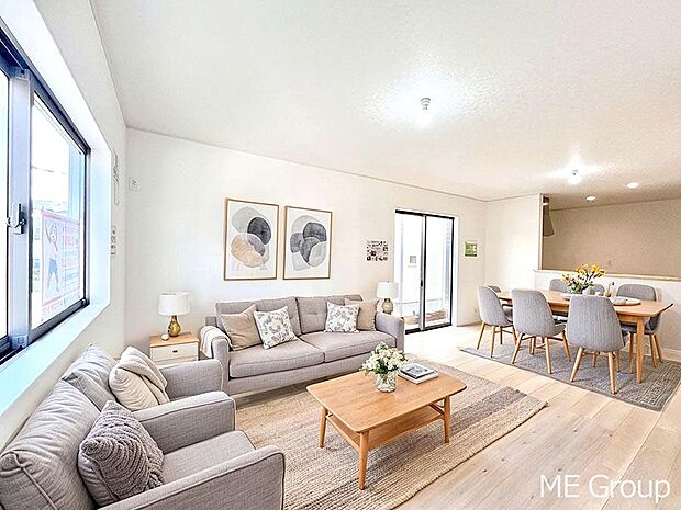 ご家族の賑やかな話し声で包まれる明るいリビング  ※家具はCGです