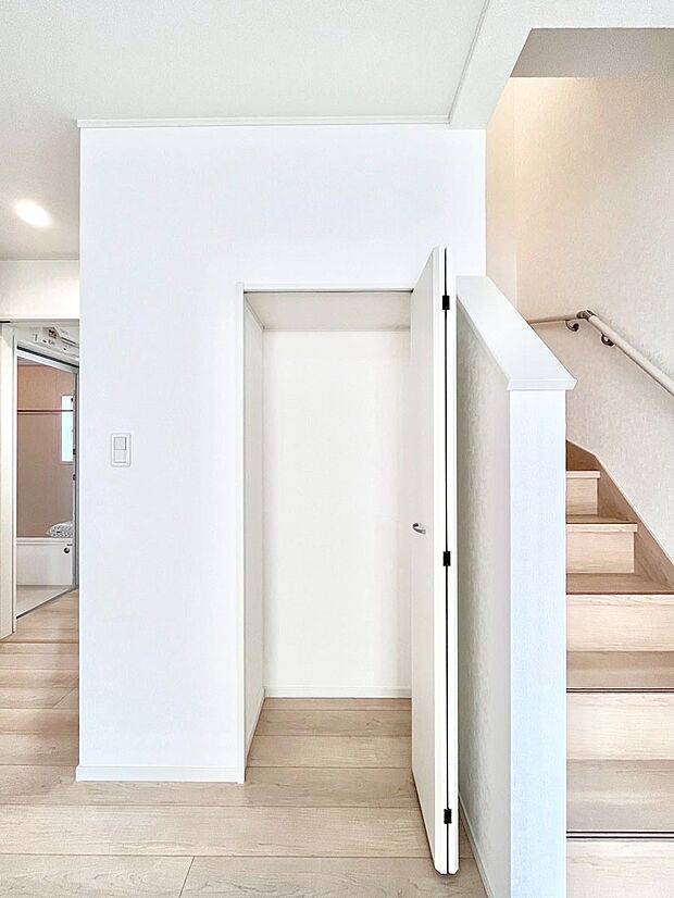 リビング収納。ここに収納があると物が集まるLDKがスッキリ片付きそうですね。  