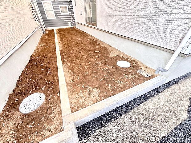 プランターを並べて季節のお花を楽しめるお庭付き。