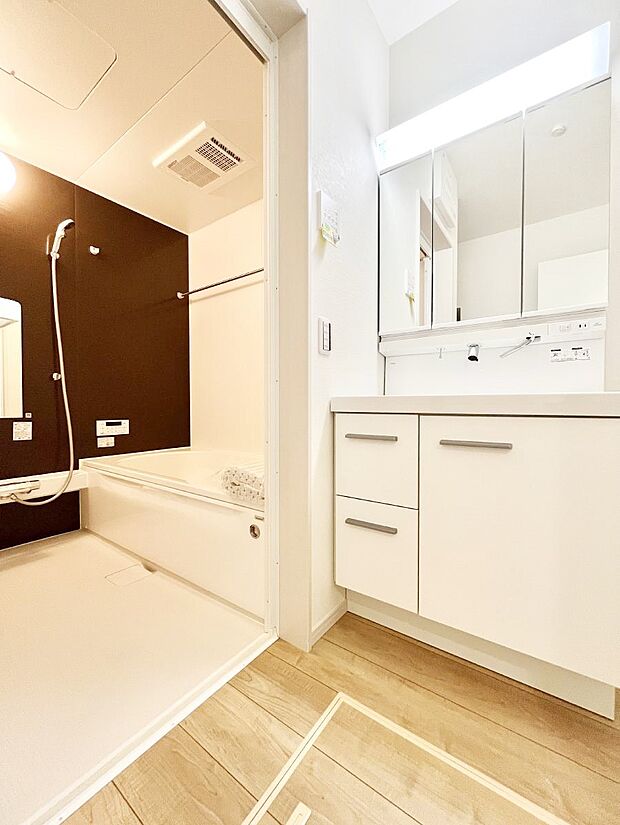 清潔感ある洗面化粧室で朝の身支度も快適