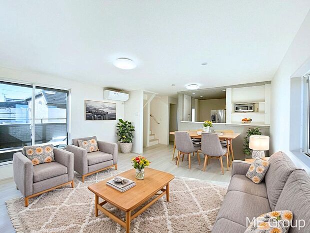 ご家族の賑やかな話し声で包まれる明るいリビング  ※家具はCGです