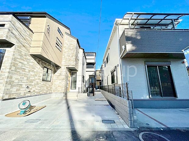 シンプルで落ち着きのある建物は住むかたの個性でオリジナルなものになっていきます。 