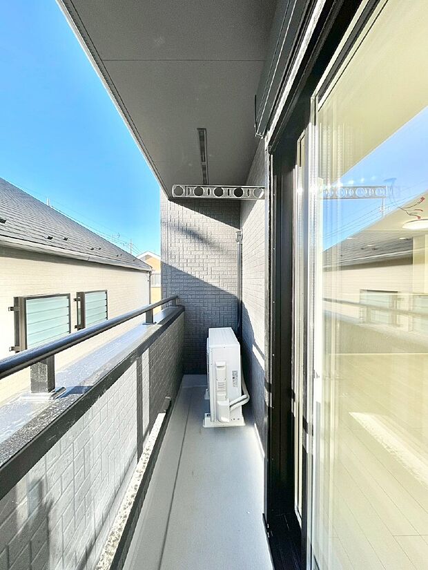 ゆったりバルコニーだから沢山お洗濯ものを干せます。