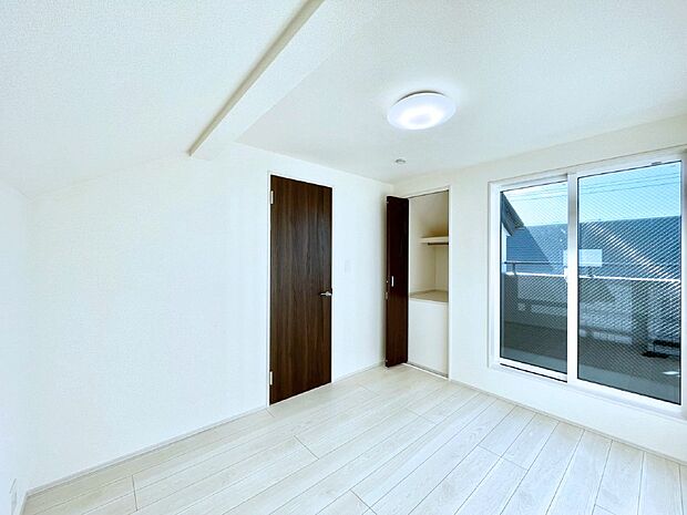 バルコニーが開放感をプラスしてくれる洋室  