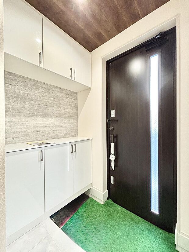 明るい玄関はお客様をお出迎えするのにぴったりです！ 