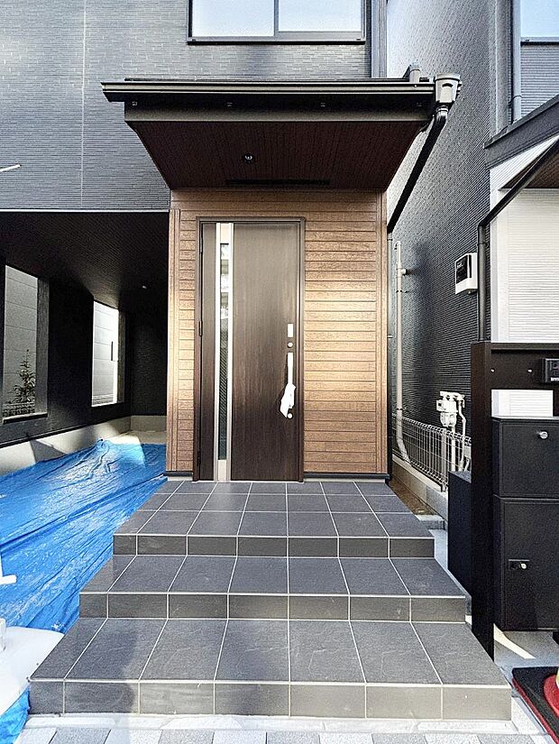 大切な家族、来客を出迎える玄関。