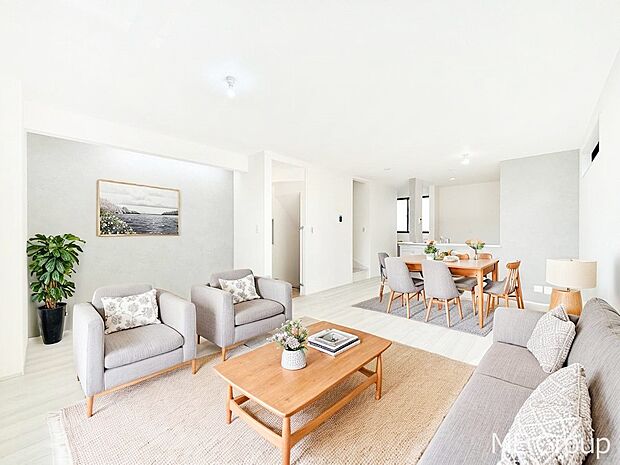 家族の和やかな会話が聞こえてきそう。開放感のあるリビングです。※家具はCGです