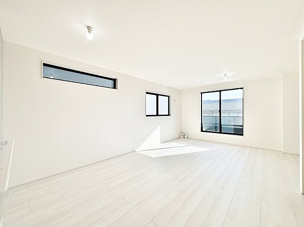 家族団らんの時間も増えそうなくつろぎのリビングダイニング。