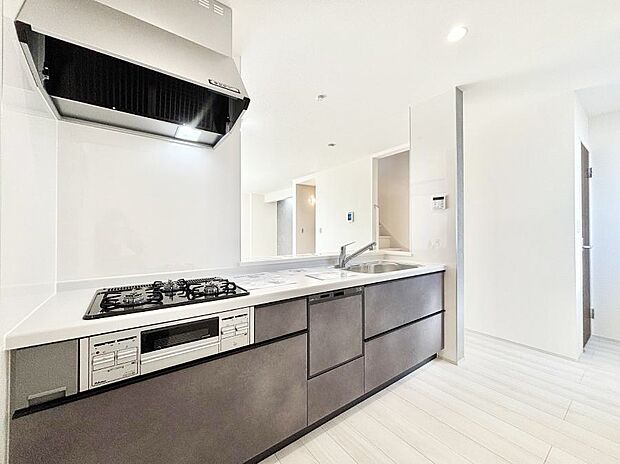 リビングで遊ぶお子様を見守りながらお料理ができる対面キッチン。