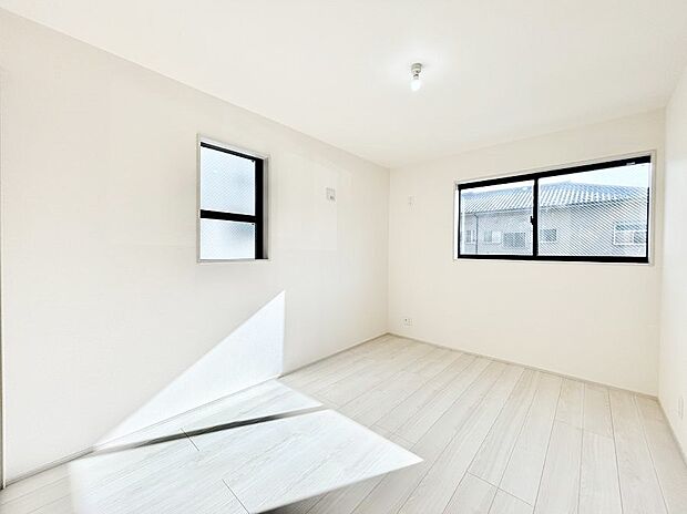 使いやすい形でベットや家具の置き方にも困ることもありません。