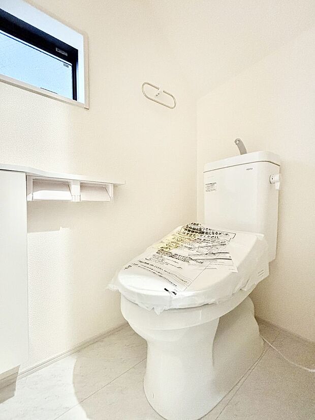 明るく清潔感のあるトイレです。