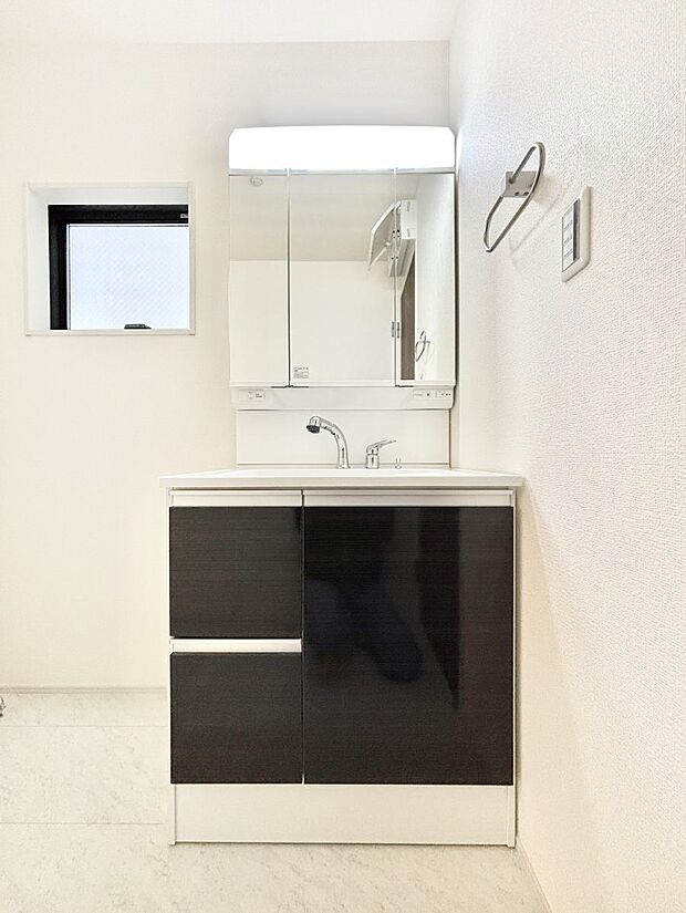 収納力と機能性に優れた洗面化粧台  