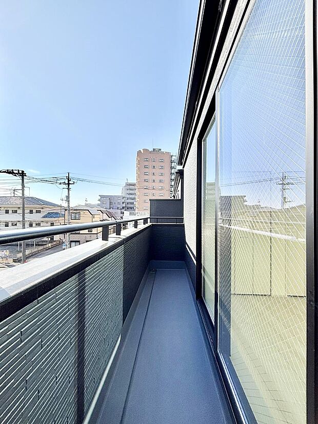 ゆったりバルコニーだから沢山お洗濯ものを干せます。