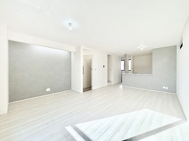 明るい陽光が注ぎ、寛ぎの雰囲気に満たされるダイニング。