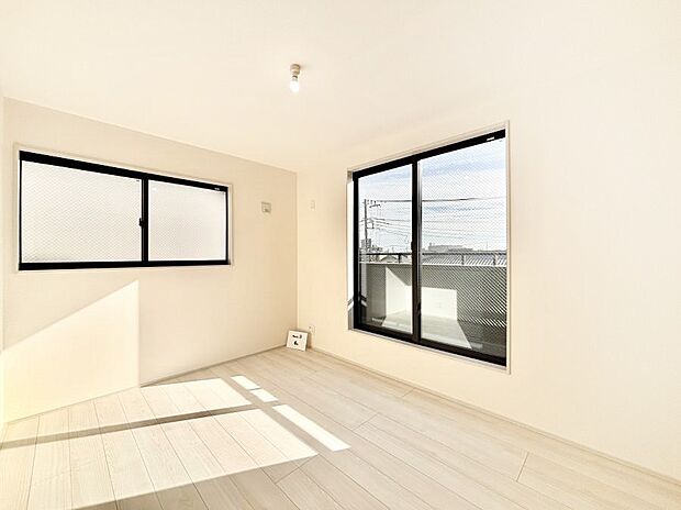 バルコニーが開放感をプラスしてくれる洋室