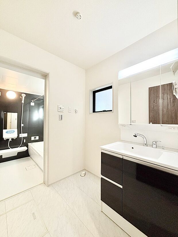 身支度もスムーズにおこなえる脱衣場。