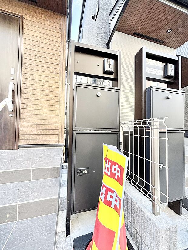 シンプルデザインのポスト。