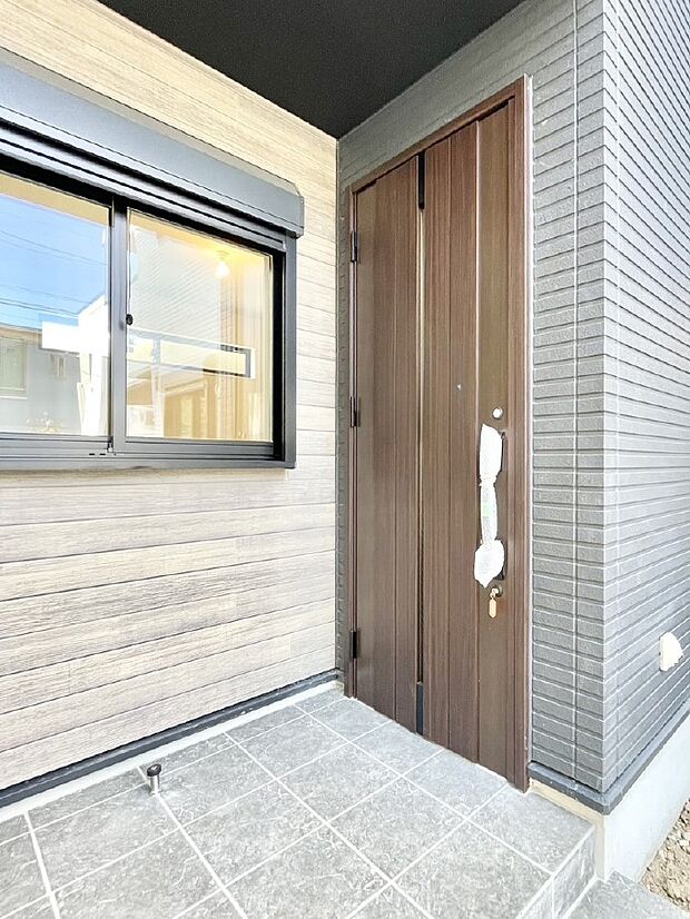 大切な家族、来客を出迎える玄関。