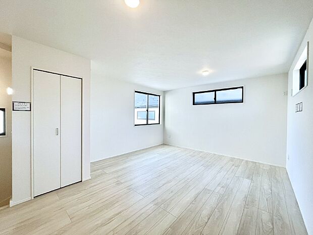 明るい陽光が注ぎ、寛ぎの雰囲気に満たされるリビング・ダイニング。