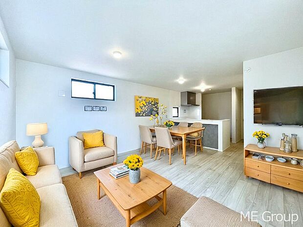 ご家族の賑やかな話し声で包まれる明るいリビング ※家具はCGです