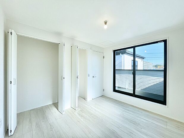 明るいバルコニーサイドに洋室を設置。目覚めの良い寝室に。