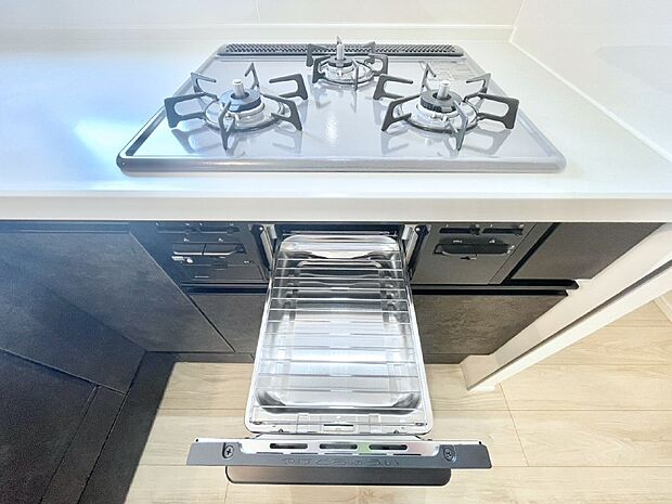 ガスコンロはSiセンサー搭載。火力調節や焦げ付き・消し忘れも防いでくれます。