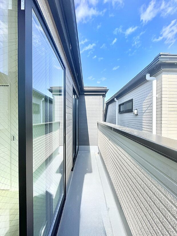 ゆったりバルコニーだから沢山お洗濯ものを干せます。