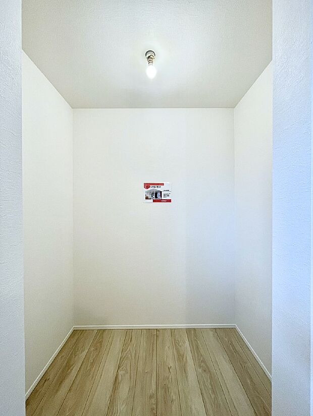 ウォークインクローゼット付きで生活空間を広く利用できます。