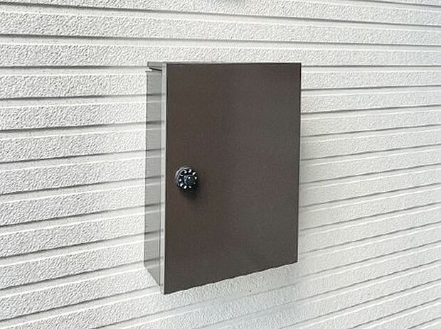 シンプルデザインのポスト。