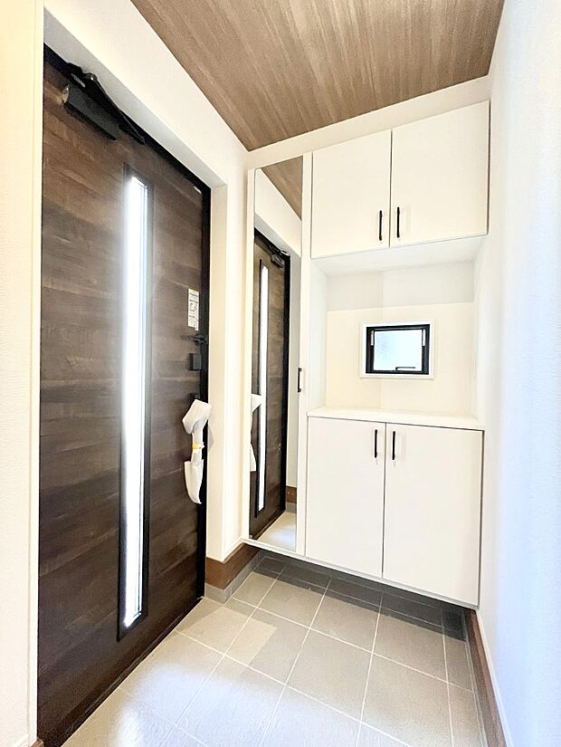 明るい玄関はお客様をお出迎えするのにぴったりです！ 