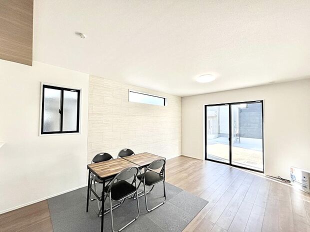 明るい陽光が注ぎ、寛ぎの雰囲気に満たされるリビング・ダイニング。 