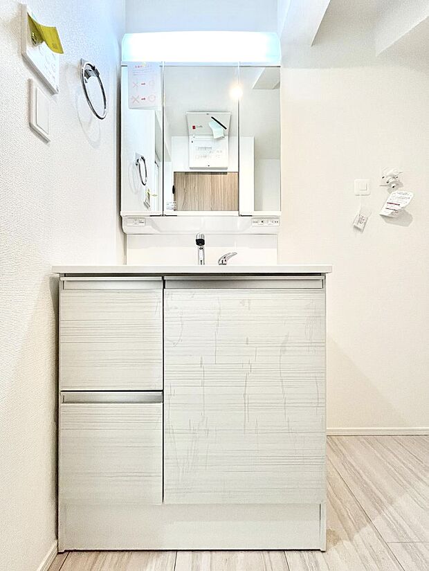 大きく見やすい三面鏡で清潔感ある洗面台は、身だしなみチェックや肌のお手入れにおすすめです。 