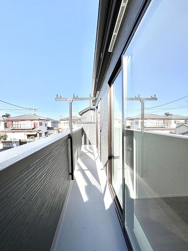 暖かな陽光が降り注ぐバルコニーはお洗濯におすすめ。爽やかな風も心地よいです。 