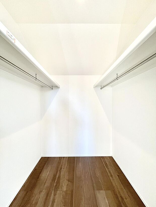 ウォークインクローゼット付きで生活空間を広く利用できます。