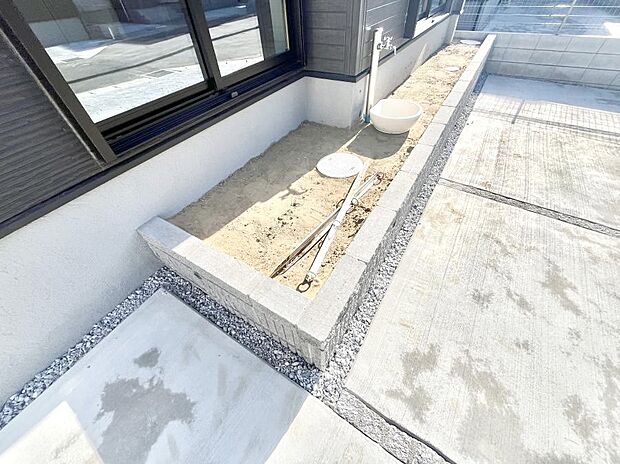 プランターを並べて季節のお花を楽しめるお庭付き。