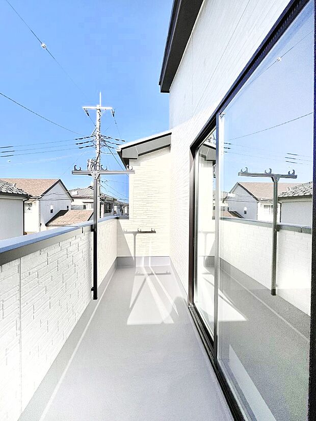 暖かな陽光が降り注ぐバルコニーはお洗濯におすすめ。爽やかな風も心地よいです。 