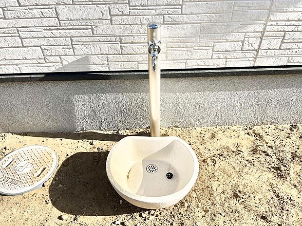 洗車や外掃除、お子さまの水遊びなどに便利な外水栓