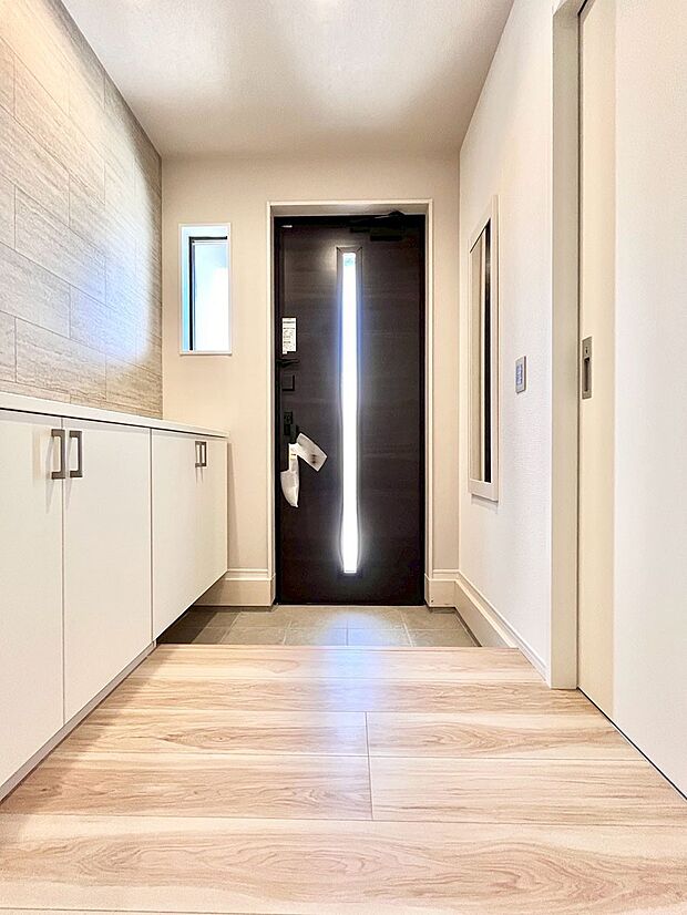 明るい玄関はお客様をお出迎えするのにぴったりです！ 