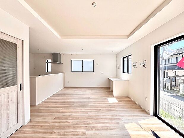 明るい陽光が注ぎ、寛ぎの雰囲気に満たされるリビング・ダイニング。 