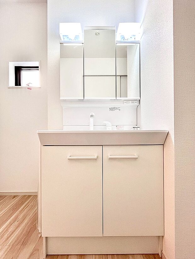 大きく見やすい三面鏡で清潔感ある洗面台は、身だしなみチェックや肌のお手入れにおすすめです。 