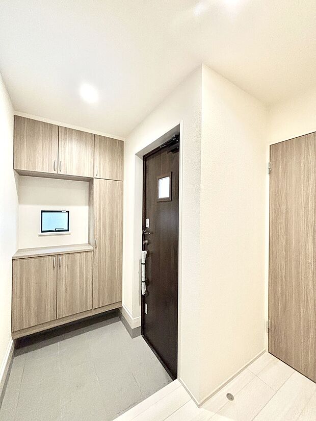 明るい玄関はお客様をお出迎えするのにぴったりです!