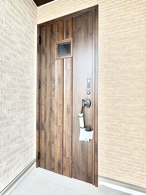 大切な家族、来客を出迎える玄関。