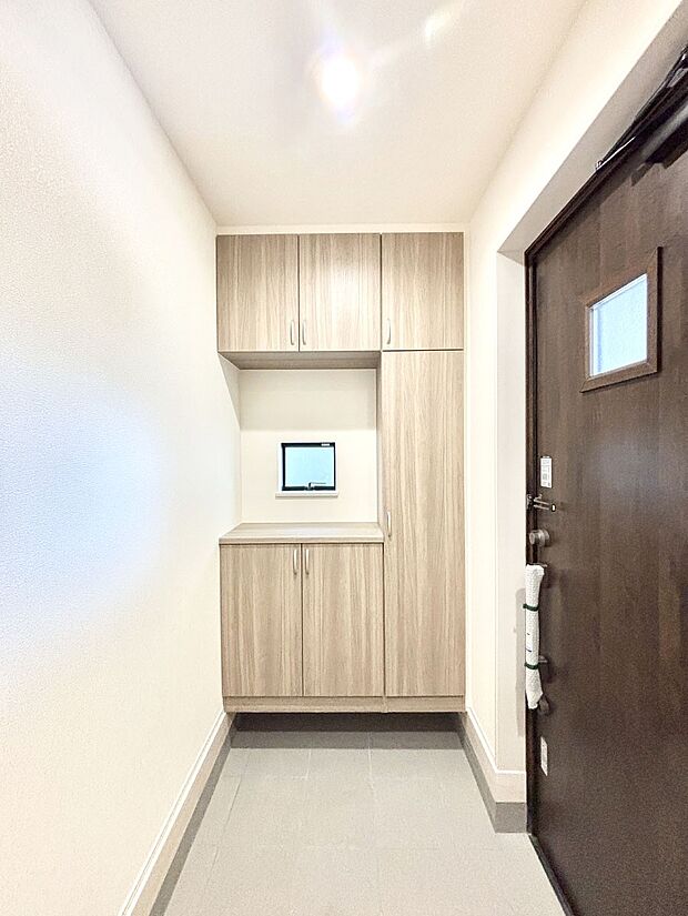 たっぷり収納できるシューズボックスで家族全員の靴も、玄関すっきり。