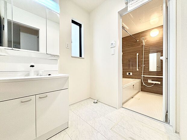 清潔感のある快適空間です。毎日の身支度も気持ち良くお使い頂けます。